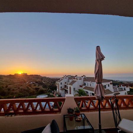 Elegant Apartment With Fantastic Views At The Top Of Calahonda Sitio de Calahonda Luaran gambar