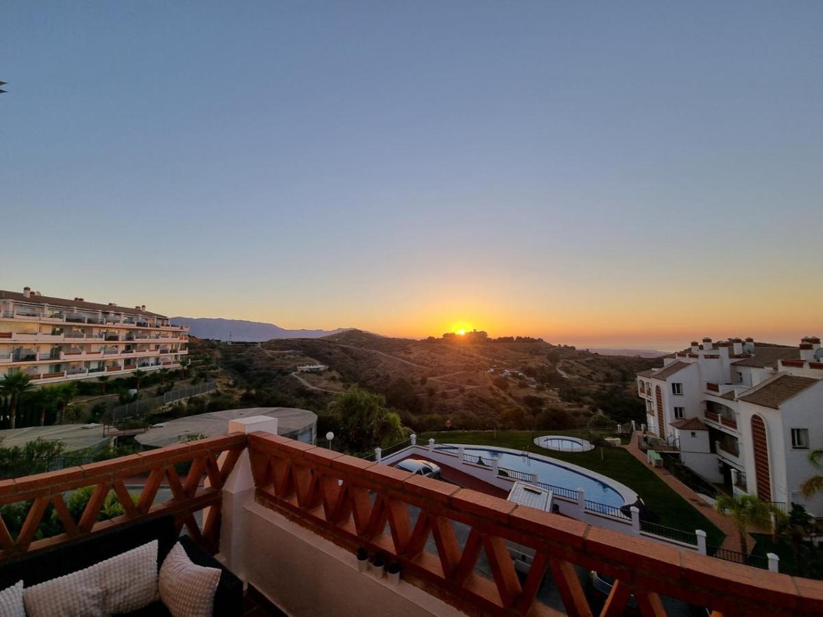 Elegant Apartment With Fantastic Views At The Top Of Calahonda Sitio de Calahonda Luaran gambar